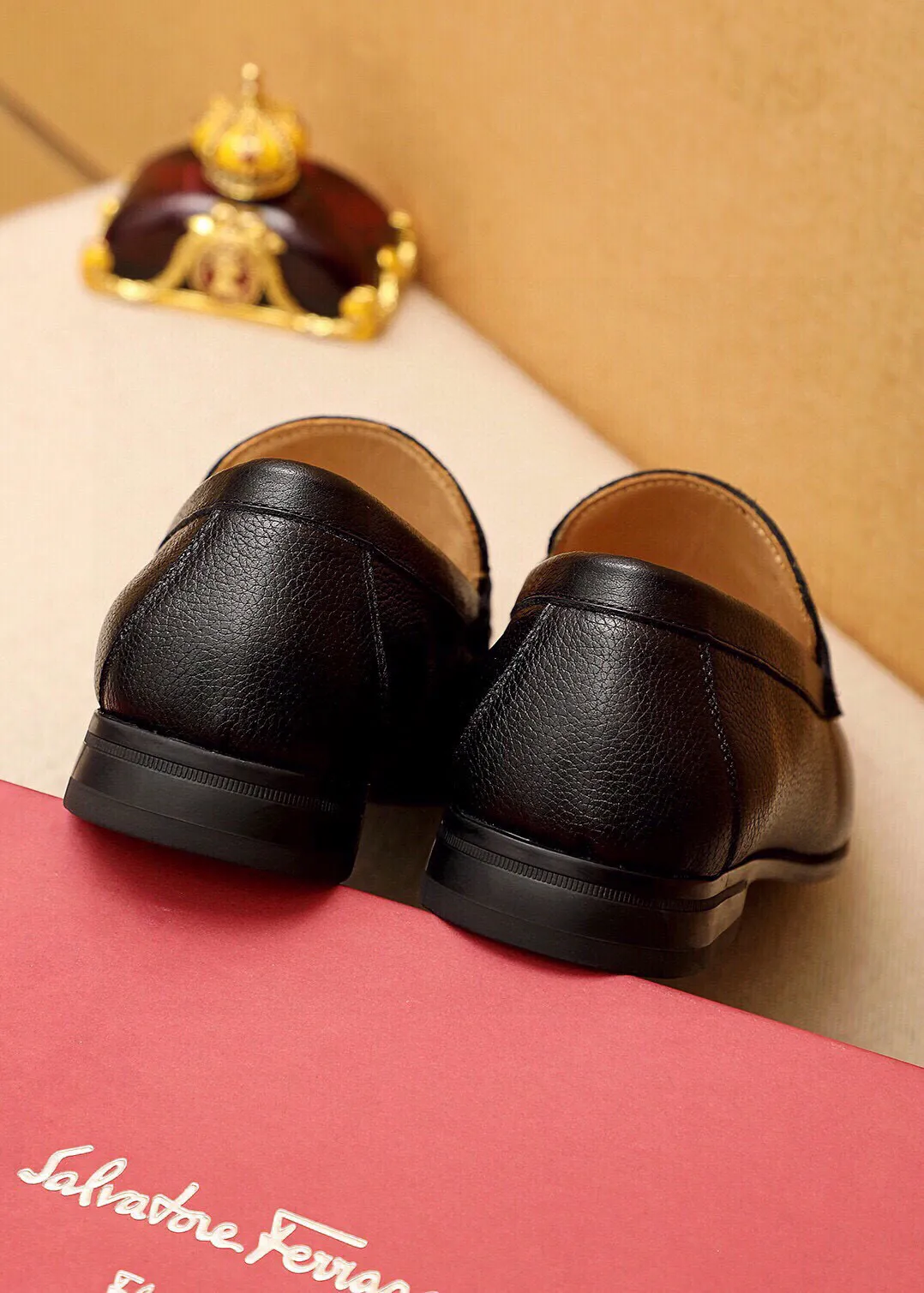 Men's shoes 💰480 💐 Product trademark: Ferragamo "Ferragamo" casual leather shoes Regular size: 38-44 (45🉑️customized) Product materials: Selected imported first-layer pebbled cowhide leather upper + luxury hardware buckle, imported water-dyed cowhide leather lining. Strong three-dimensional visual effect, original outsole color: 4⃣️seed leather materials available